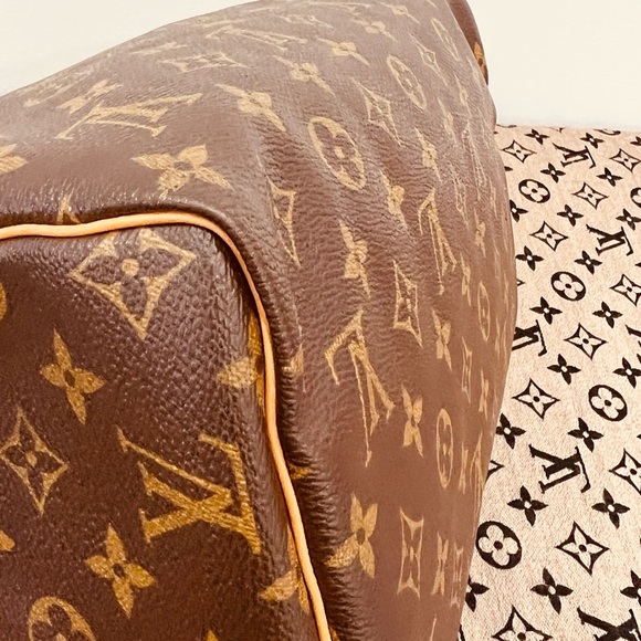 Authentic Louis Vuitton Speedy 30 in Monogram Canvas - Picture 12 of 16